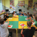 Dzieci malują obrazki farbami do tkanin.