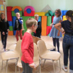 Dzieci tańczą dookoła krzeseł (zabawa ,,Gorące krzesła”).