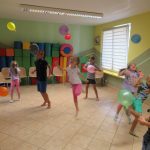 Dzieci podczas tańca z balonami.