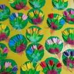 Wystawa prac wykonanych przez dzieci z okazji Dnia kobiet – bukiety tulipanów