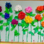 Wystawa z kwiatów z bibuły wykonana przez dzieciom