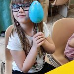 Dziewczynka trzyma pomalowane styropianowe jajko